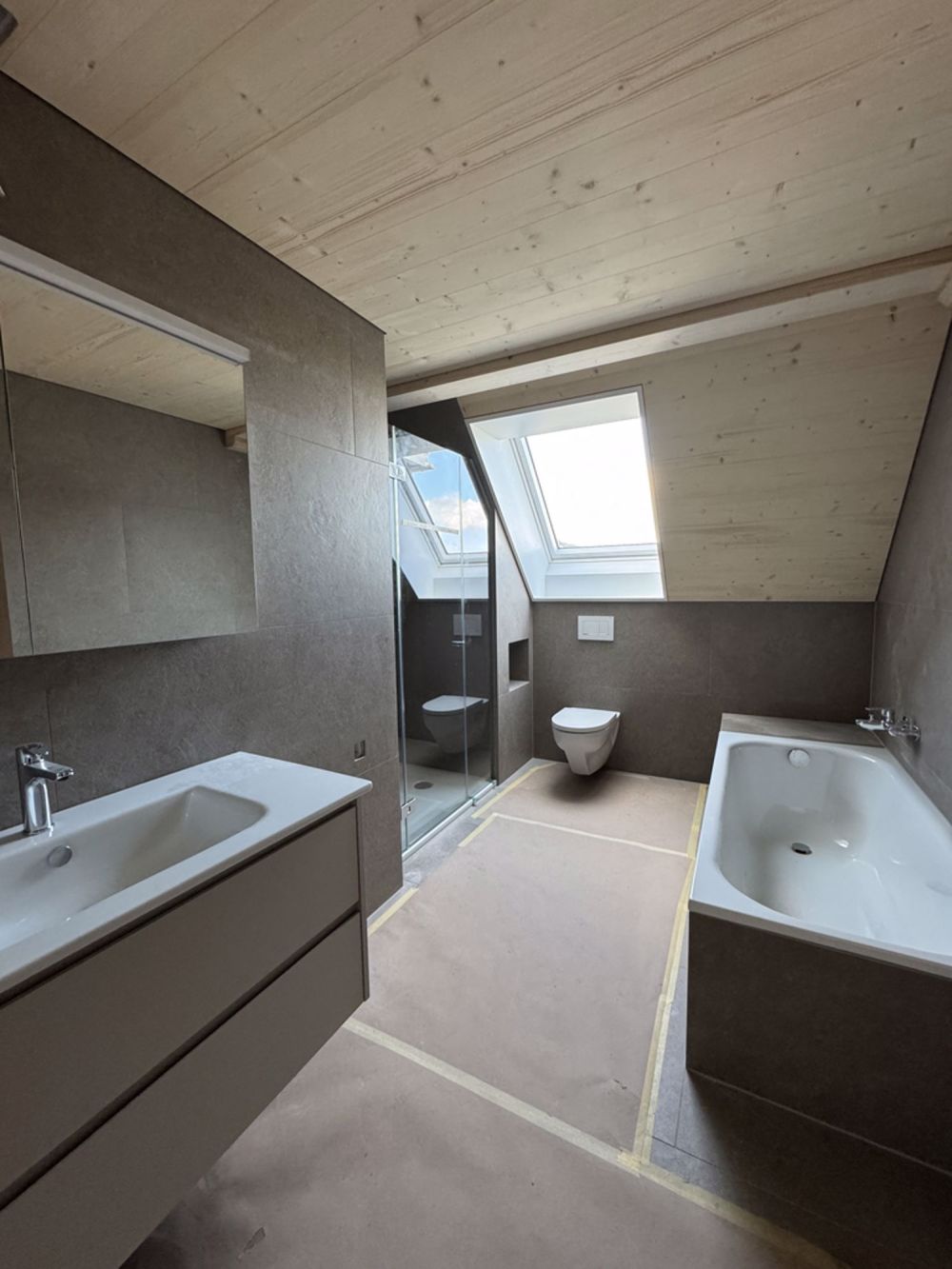 Erstvermietung - Dachwohnung mit Aussicht auf die Mythen - Bad / DU / WC