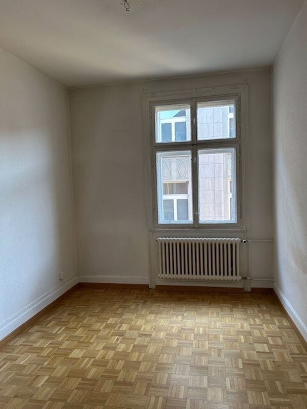 4 Zimmer-Altbau-Wohnung mitten in der Stadt - Zimmer_2.jpg