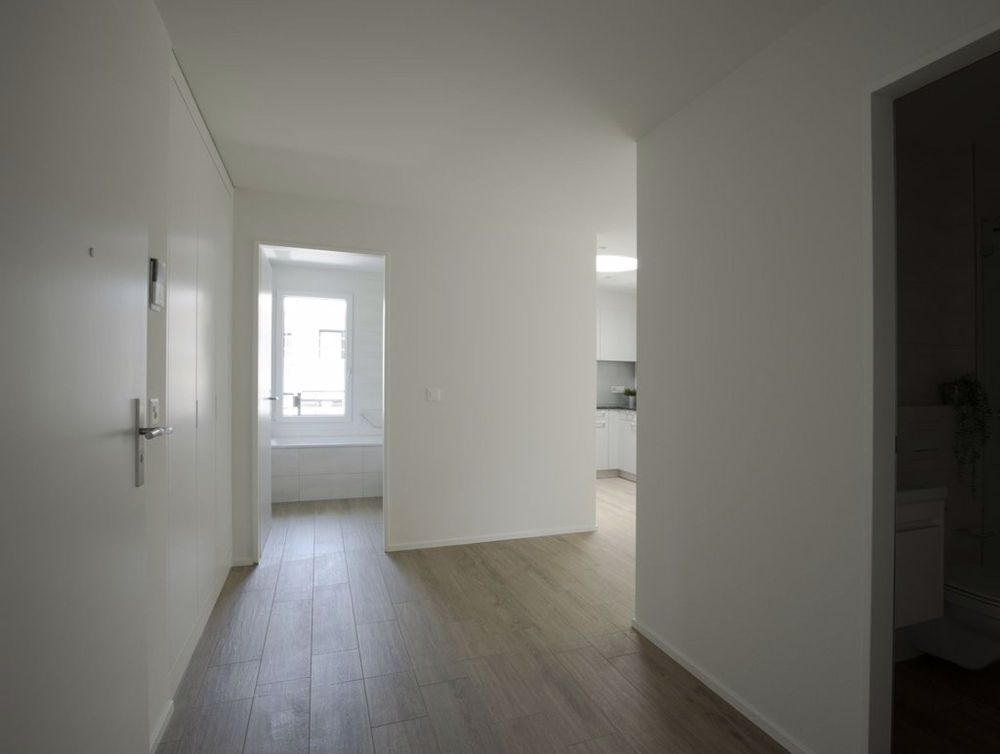 Attika-Wohnung mit Aussicht und eigener Waschküche - Eingang mit Einbauschrank