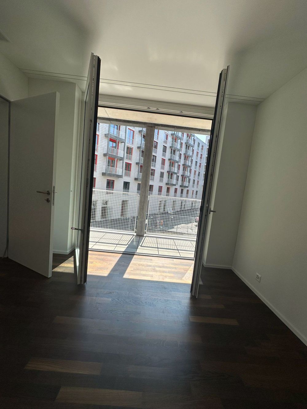 Erstbezug! Moderne, helle Wohnung mit Balkon, ruhig, zentral und top angebunden - Bild 10