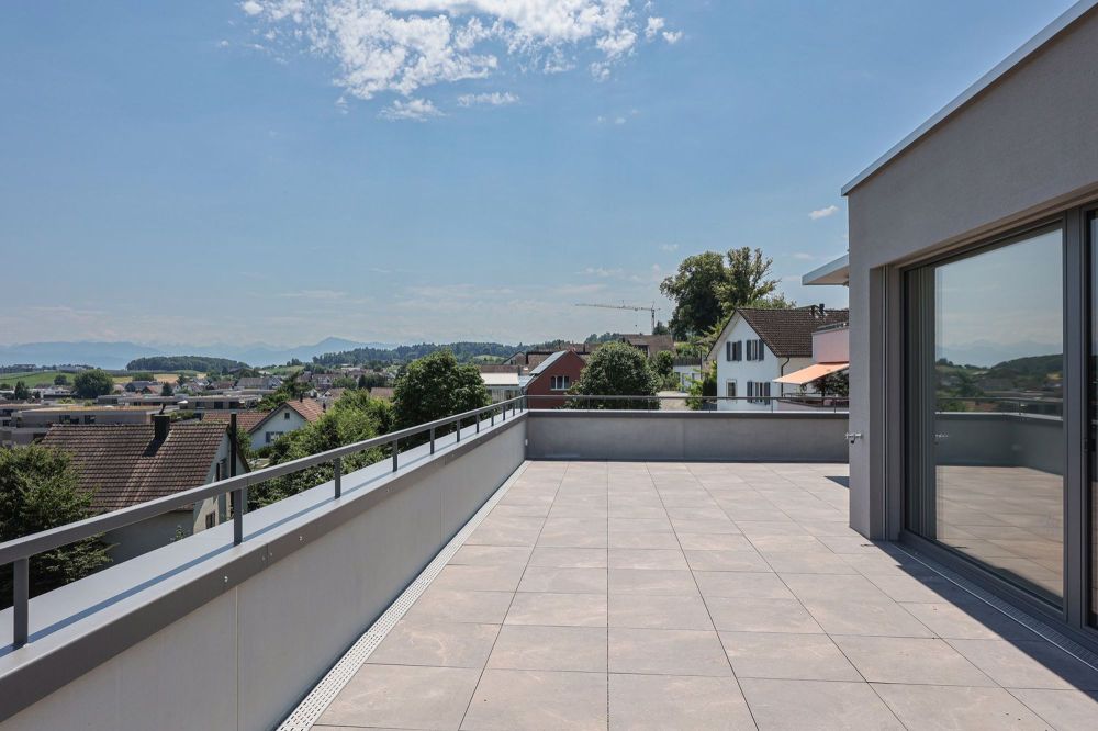 Erstbezug: grosse Attikawohnung im Eigentumsstandard mit exklusivem Ausbau - Balkon 2