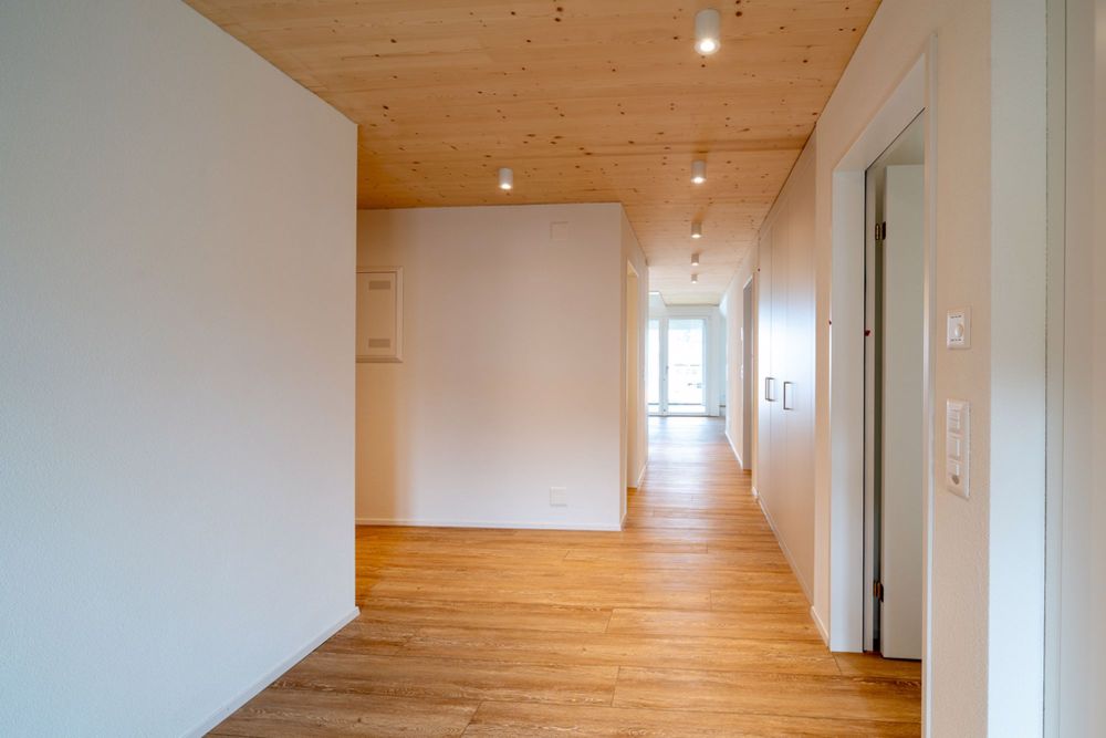 5.5 Zimmer Neubau Maisonettewohnung über dem Nebel in Einsiedeln - Eingangsbereich mit direktem Liftzugang