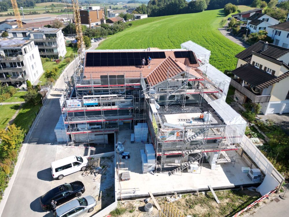 Erstvermietung moderne 2.5-Zimmer- Attika-Wohnung mit Terrasse und Aussicht - Bild 2