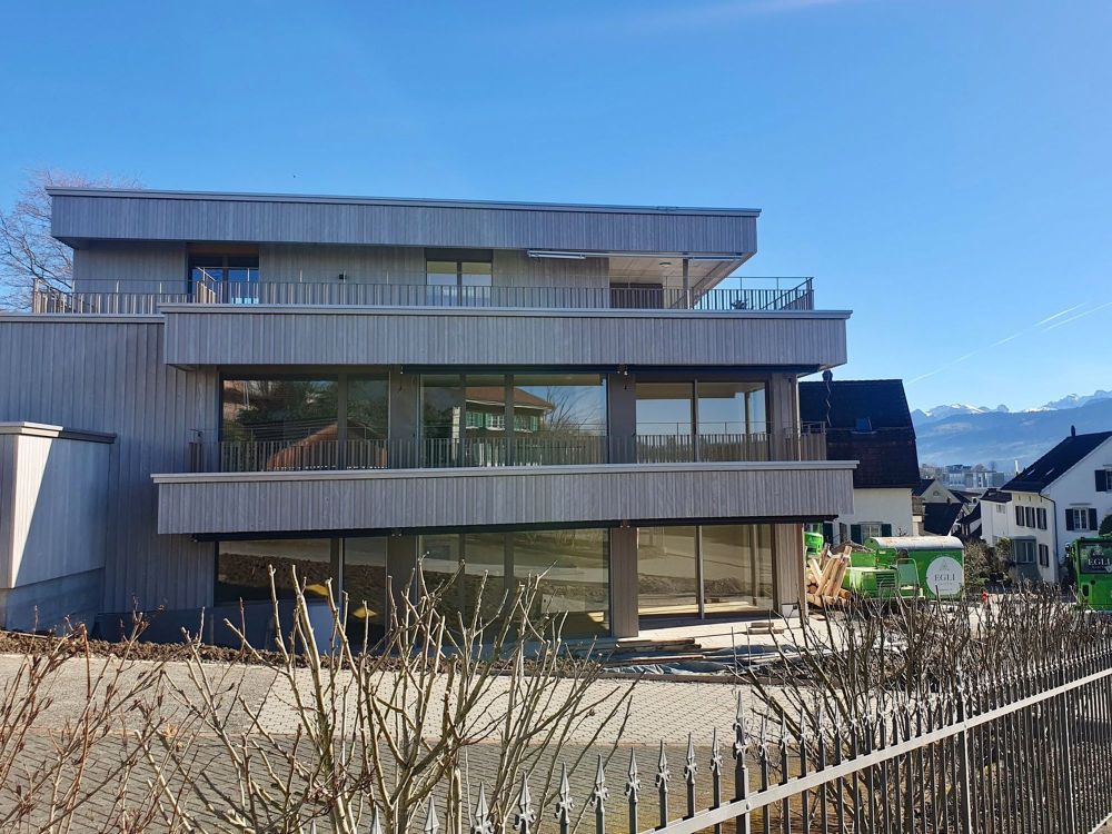 Traumhafte Attikawohnung mit Panoramablick über den Zürichsee – Wohnen auf höchstem Niveau in Stäfa - Bild 1