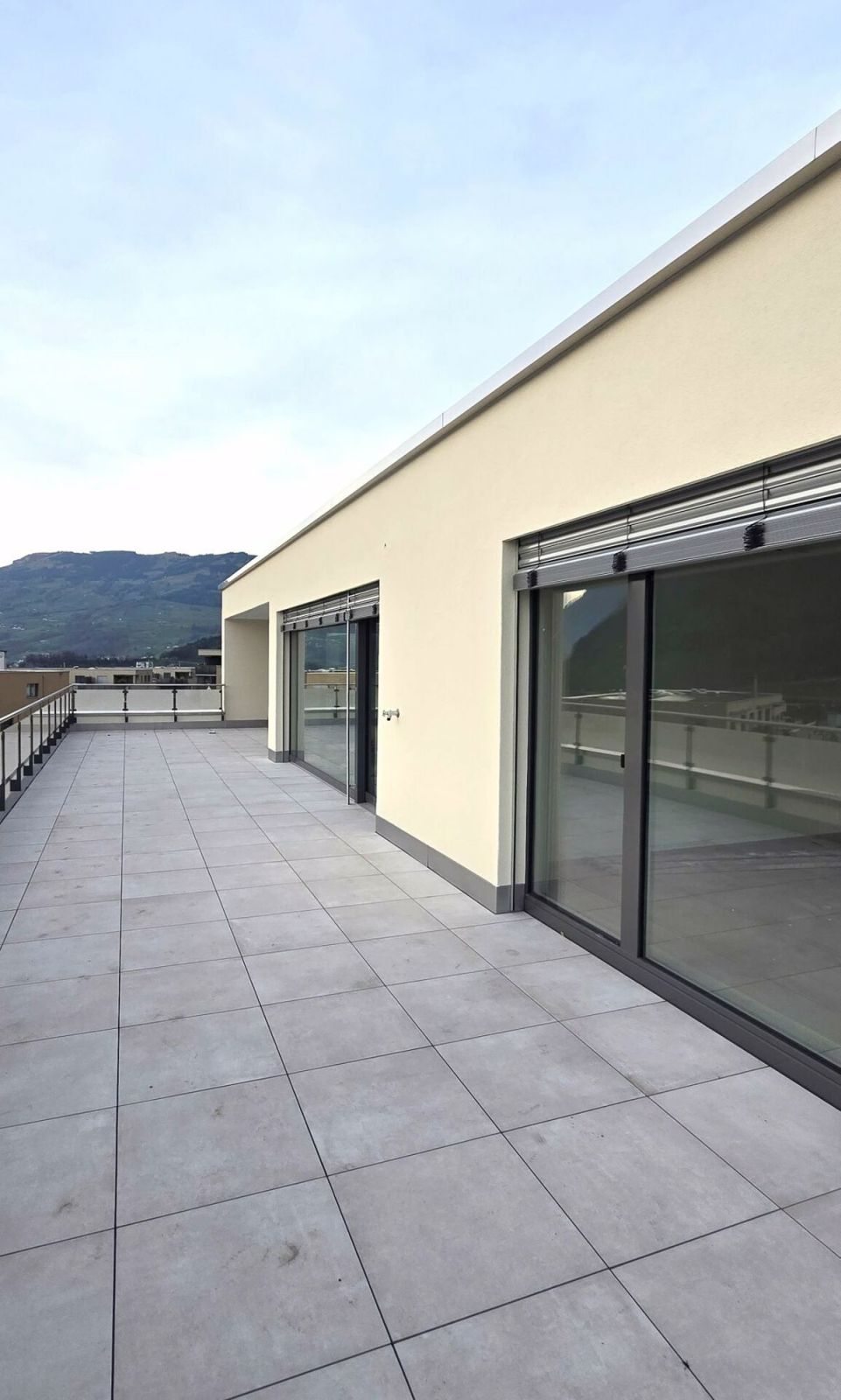 Exklusive 5.5-Zimmer-Attikawohnung mit direktem Liftzugang, See- & Bergsicht - Bild 2