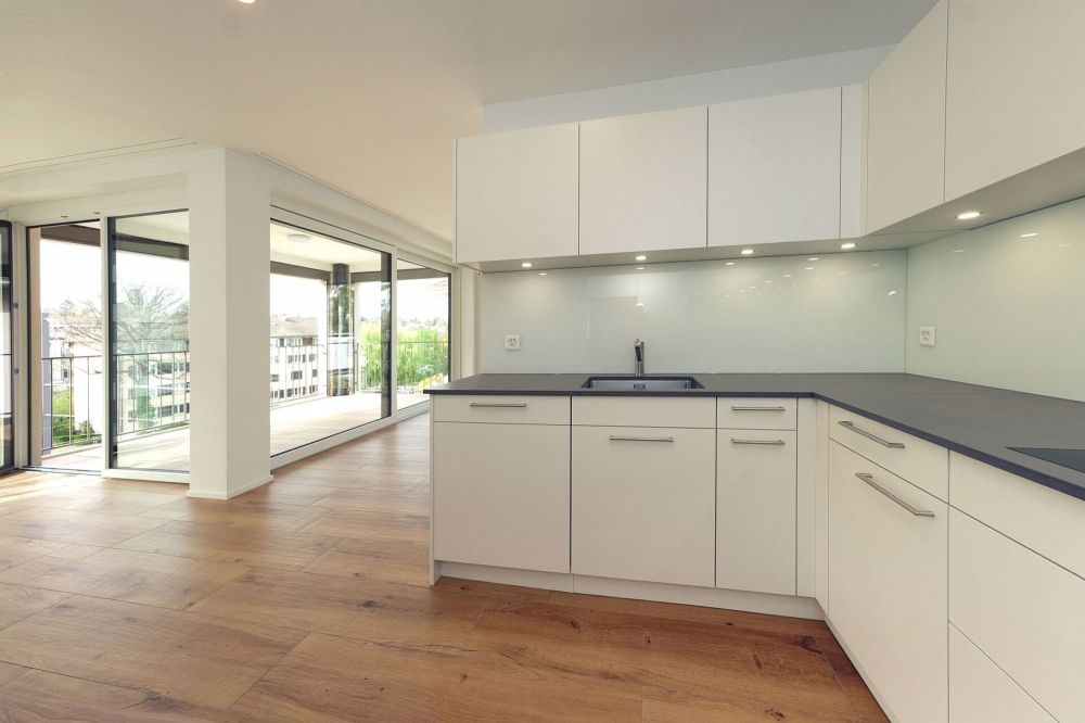 Exklusive Erstvermietung: Stilvolle 2.5-Zimmer-Wohnung mit zwei Loggias - Bild 1