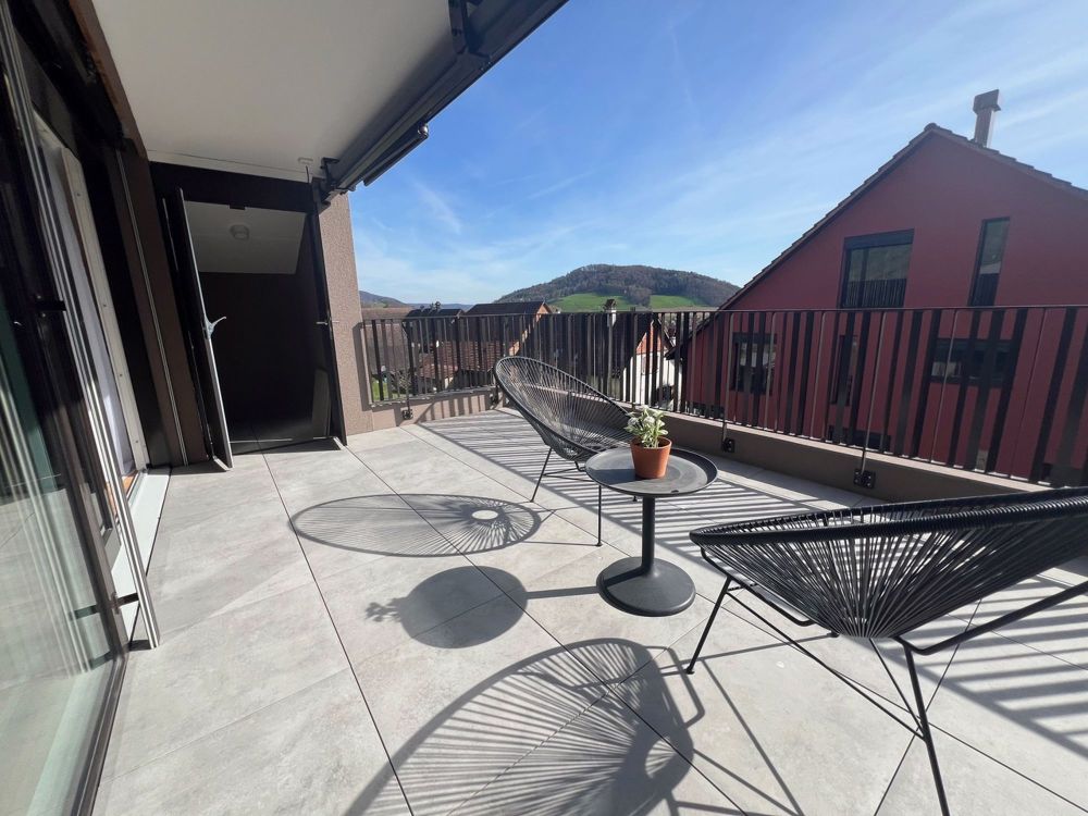 Attika-Wohntraum mit Aussicht - Erstbezug - Der grosse Balkon mit toller Weitsicht