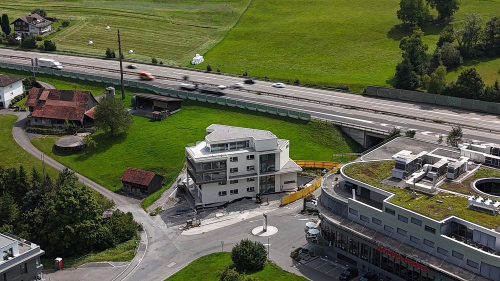 Exklusive Neubau-Maisonette mit grosszügigen Aussenflächen und modernem Wohnkomfort in Pfäffikon - Bild 2