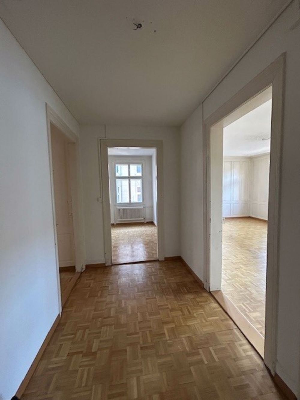 4 Zimmer-Altbau-Wohnung mitten in der Stadt - Korridor.jpg