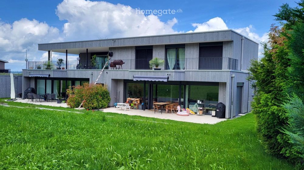 4.5 Zimmer-Parterrewohnung mit grossem Sitzplatz in Galgenen - Bild 1
