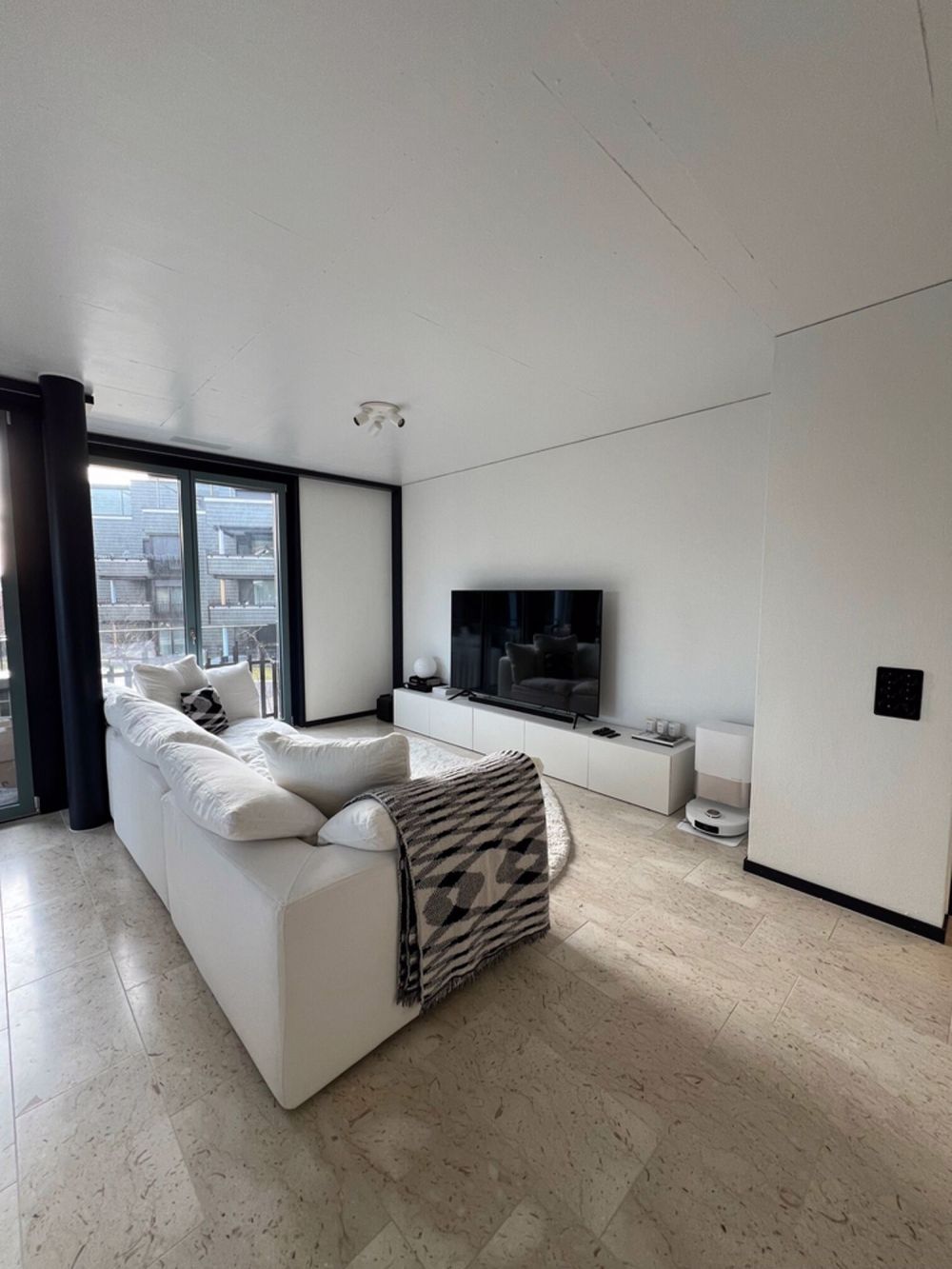 Helle und moderne 2.5 Zimmer-Wohnung in nähe Flughafen! - Wohnzimmer2.jpg