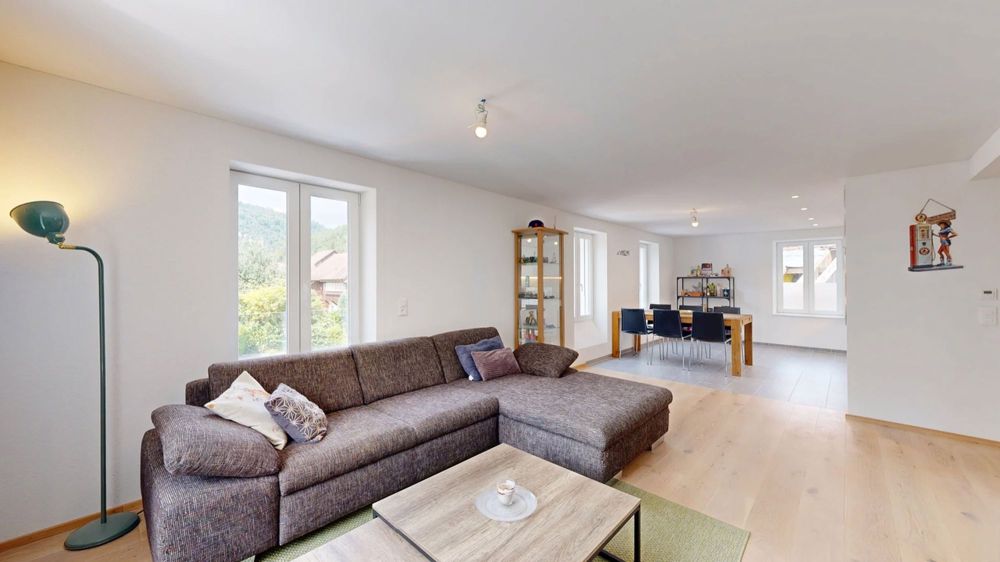 Moderne 3.5-Zimmer-Wohnung mit Balkon und Aussenparkplatz - Bild 1