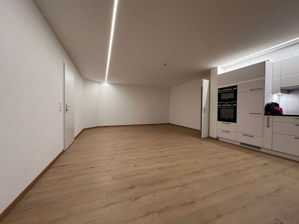 grosse, moderne 2.5-Zimmer-Wohnung mit Lift und eigenem Waschturm - Bild 4