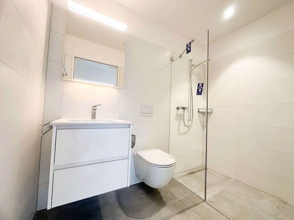 moderne Wohnung mit grosszügigem Sitzplatz - Dusche