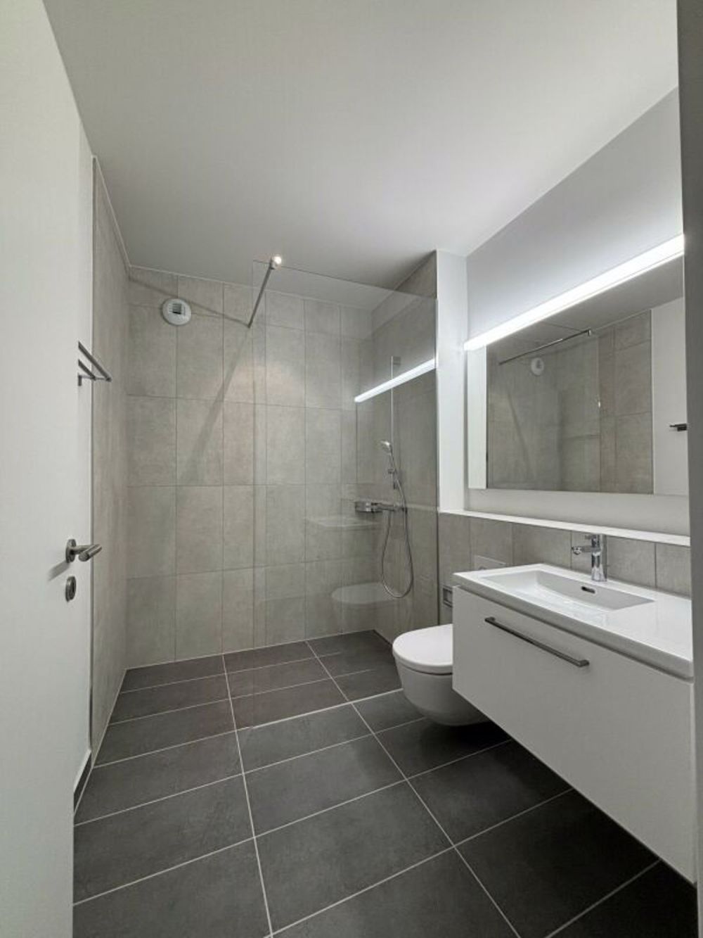 Schöne 2.5-Zimmerwohnung mit Panoramablick - Bild 3