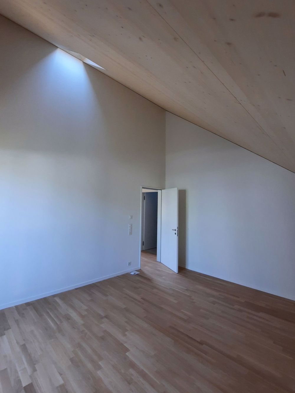 Dachwohnungen in Holzbauweise mit sonniger Loggia und OG Wohnung mit Balkon und Blick ins Grüne - Bild 11