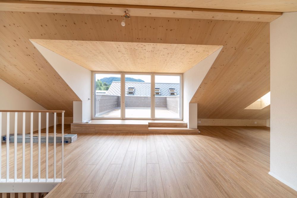 5.5 Zimmer Neubau Maisonettewohnung über dem Nebel in Einsiedeln - Blick Richtung Balkon oben