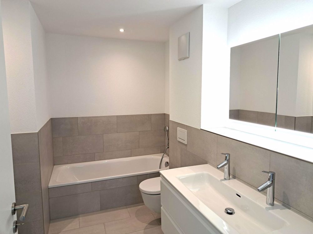 moderne Wohnung mit Balkon an ruhiger Lage mit top Ausbaustandard - Badezimmer.jpg