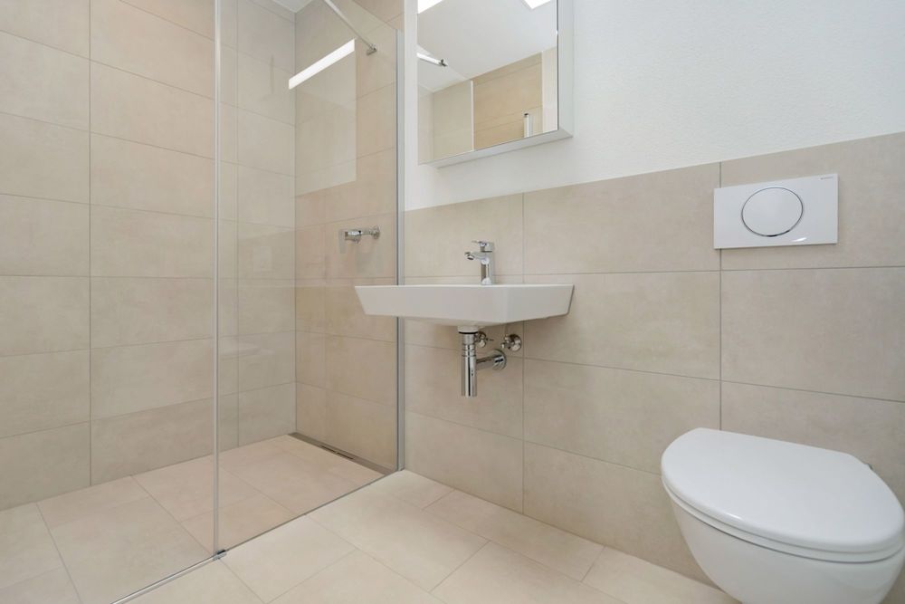 Terrassenwohnung zu vermieten - Badezimmer mit Dusche