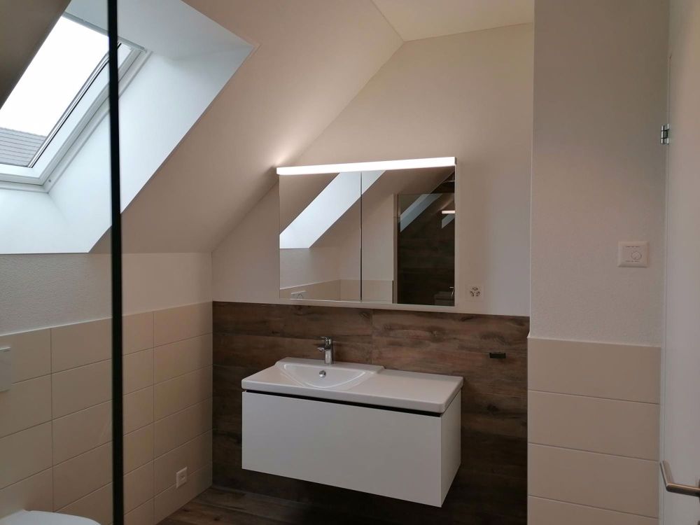 Wunderschöne moderne Dachgeschosswohnung - Badezimmer