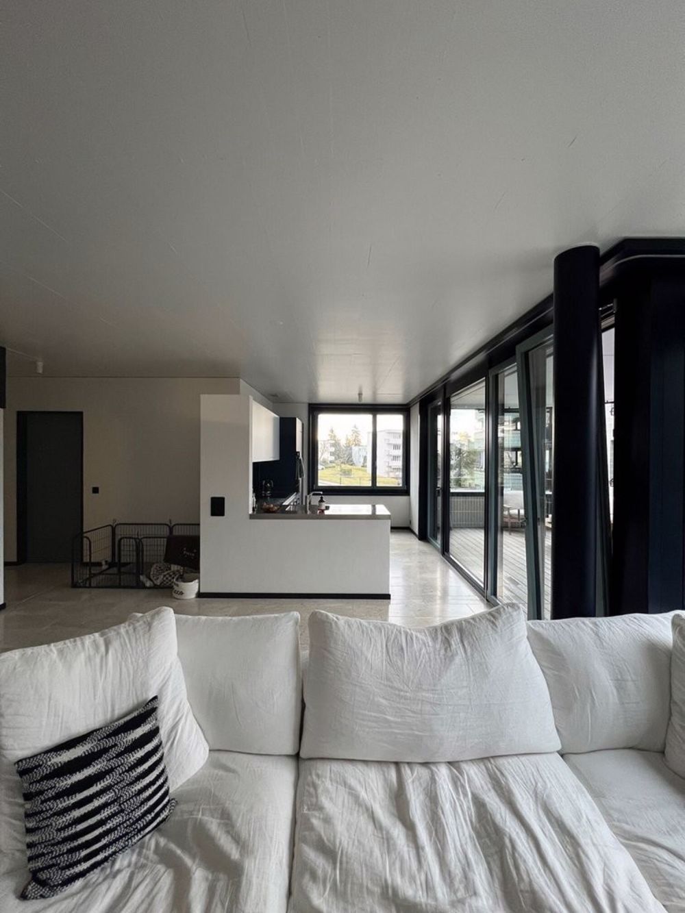 Moderne 2,5 Zimmer-Neubauwohnung nahe Flughafen! - Wohnzimmer.jpg