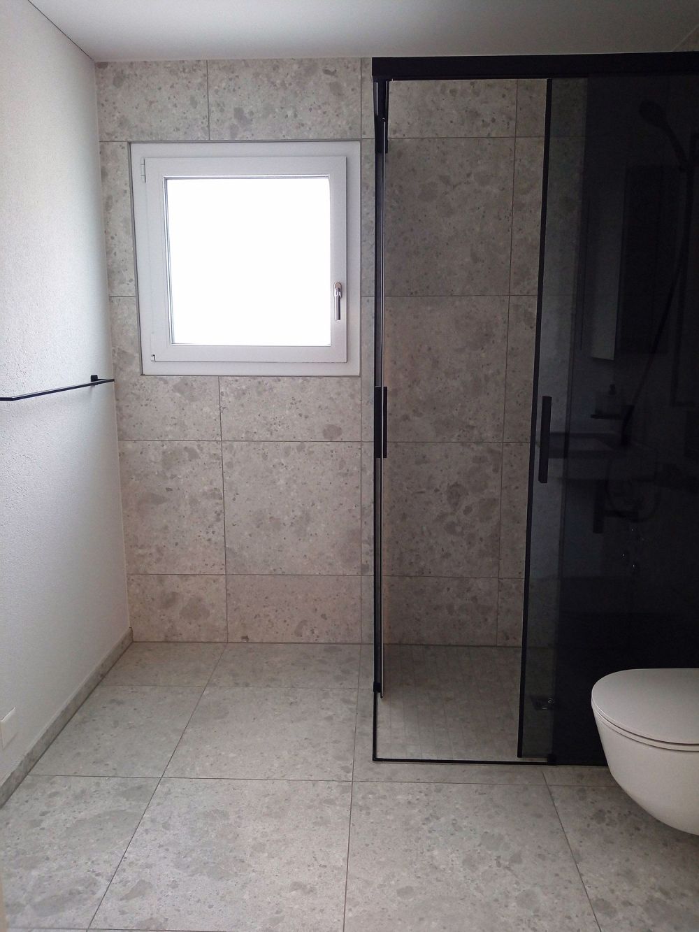Diese moderne 4.5-Zimmerwohnung wartet auf ihren neuen Mitbewohner - Bad, Dusche