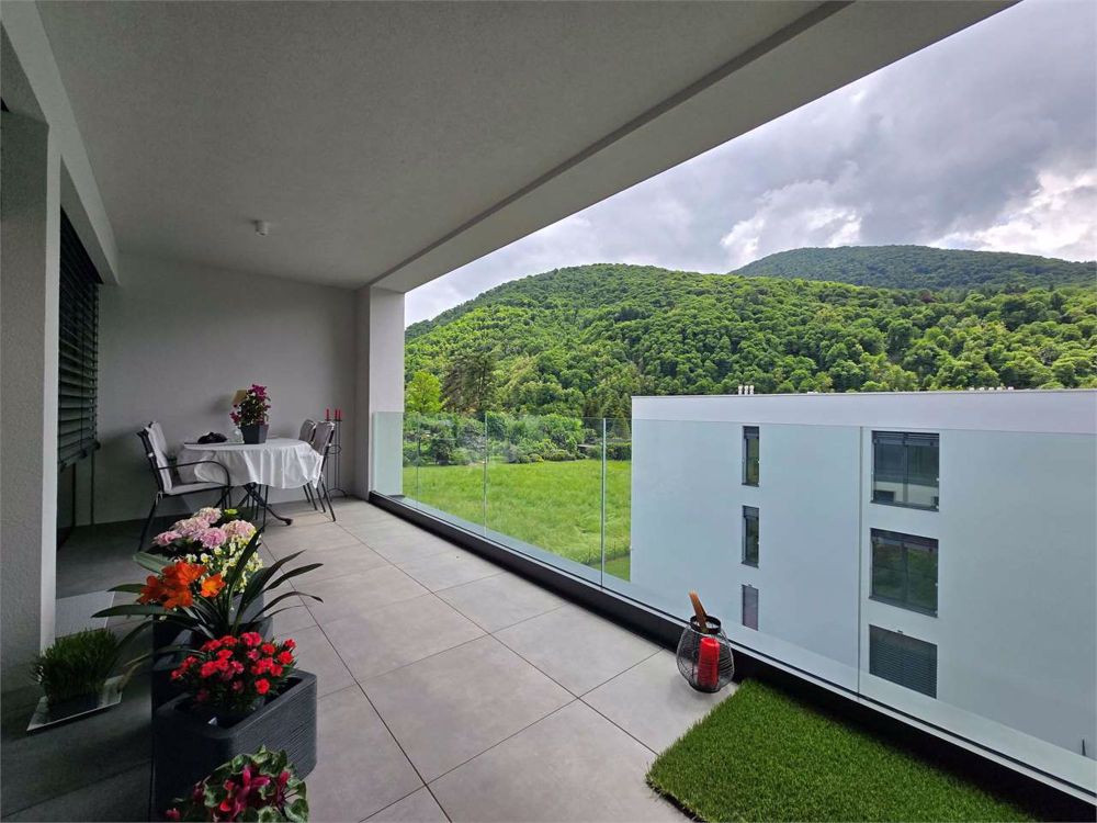 Neue 2.5-Zimmer-Wohnung mit Terrasse und Waschküche in einem Haus - Bild 2