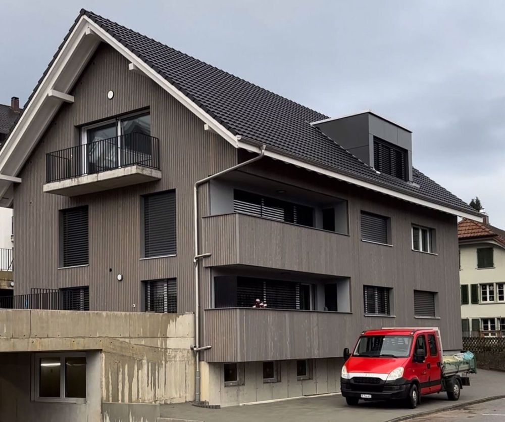 Moderne 4.5-Zimmer-Dachwohnung mit Balkon und schöner Aussicht - Bild 1