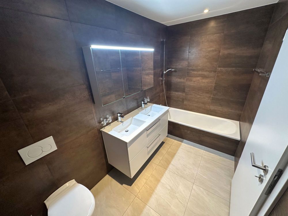 Exklusive, grosszügige und helle Wohnung in Weiach - Badezimmer_Badewanne.jpg