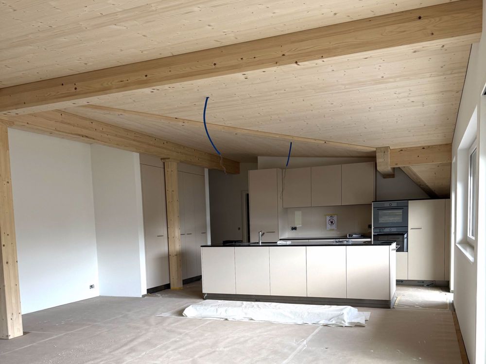 Erstvermietung - Dachwohnung mit Aussicht auf die Mythen - Küche / Essen