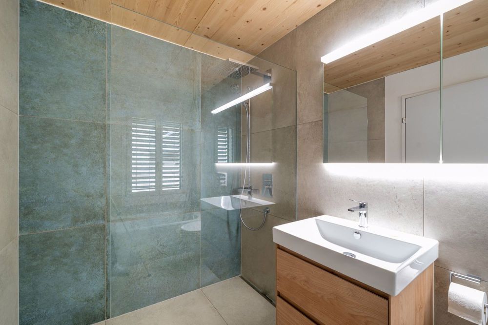 4.5 Zimmer-Maisonettewohnung mit viel Holz - Wohnoase in Einsiedeln - Bild 7