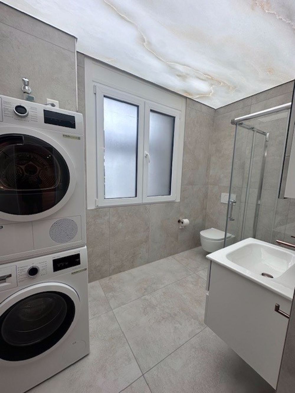 Moderne 2.5-Zimmer-Dachwohnung in Bülach mit grosser Terrasse - Bild 3