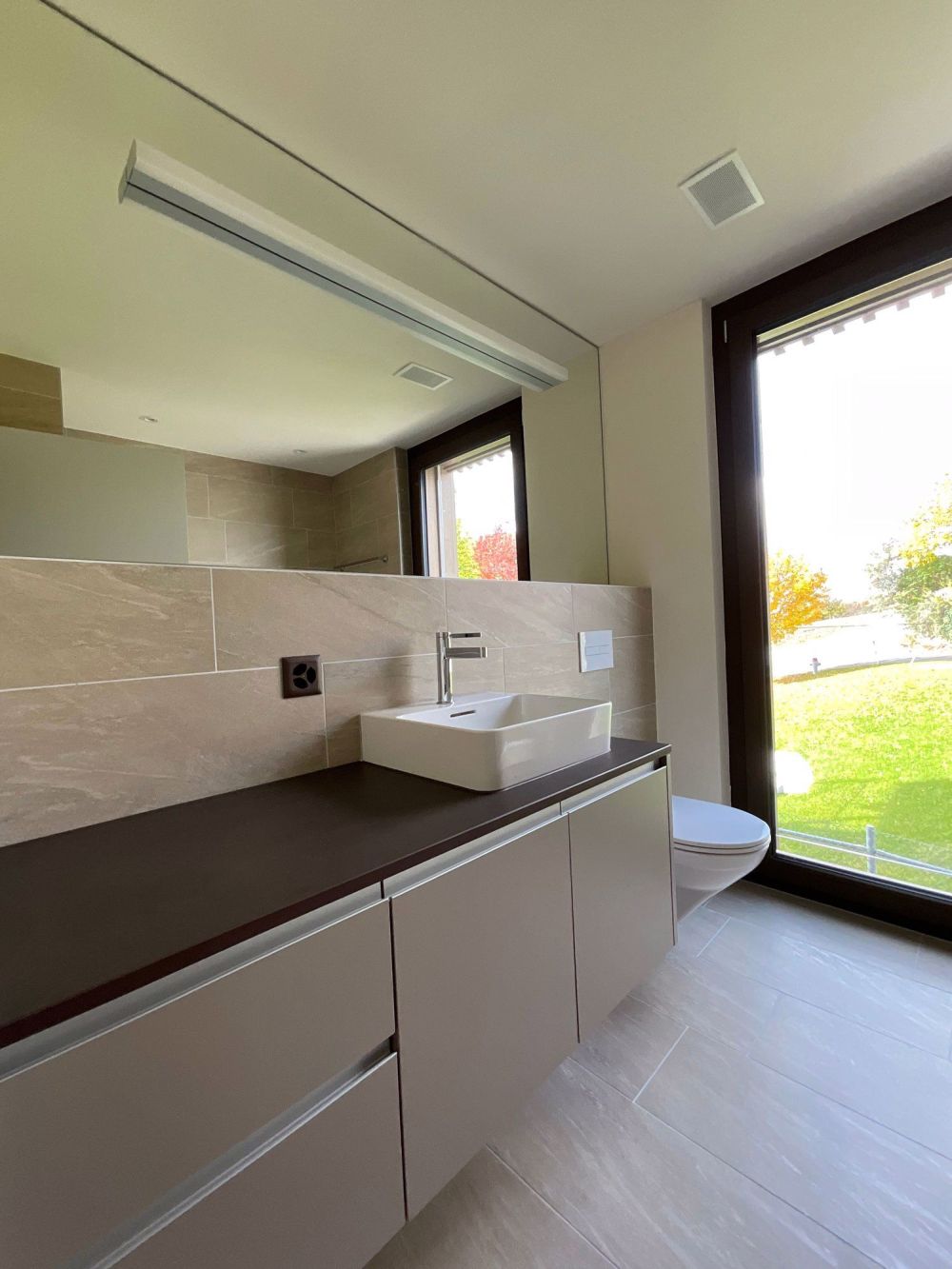 ERSTVERMIETUNG: grosszügige 3.5 Zimmer-Wohnung mit wundervoller Aussicht - Bild 12