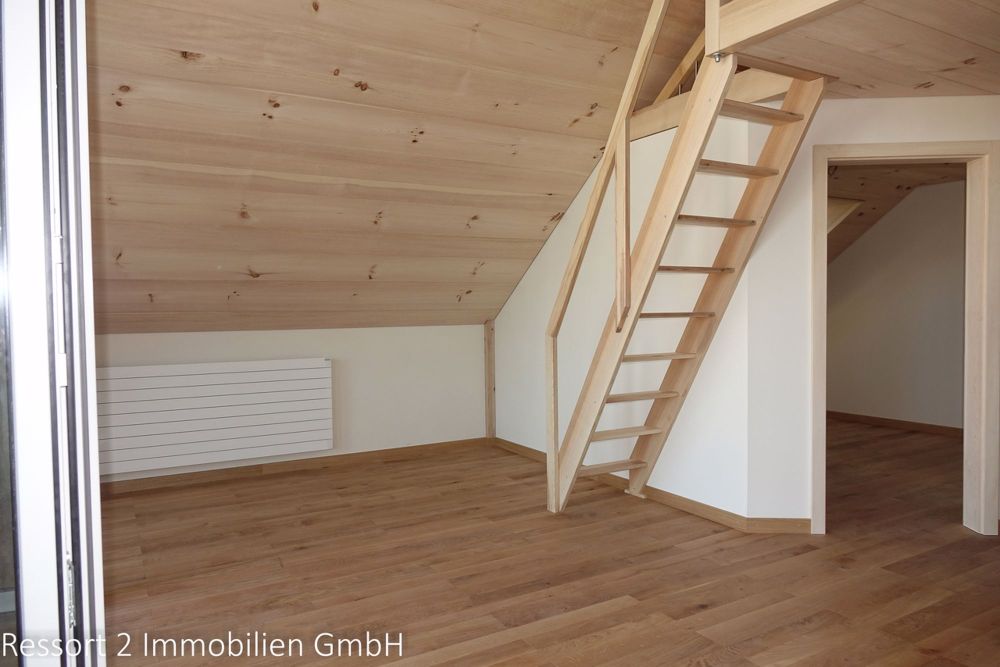 Rüti bei Büren: 3 1/2-Zi-Erstvermietung Ost - / Wohnzimmer mit Galerie