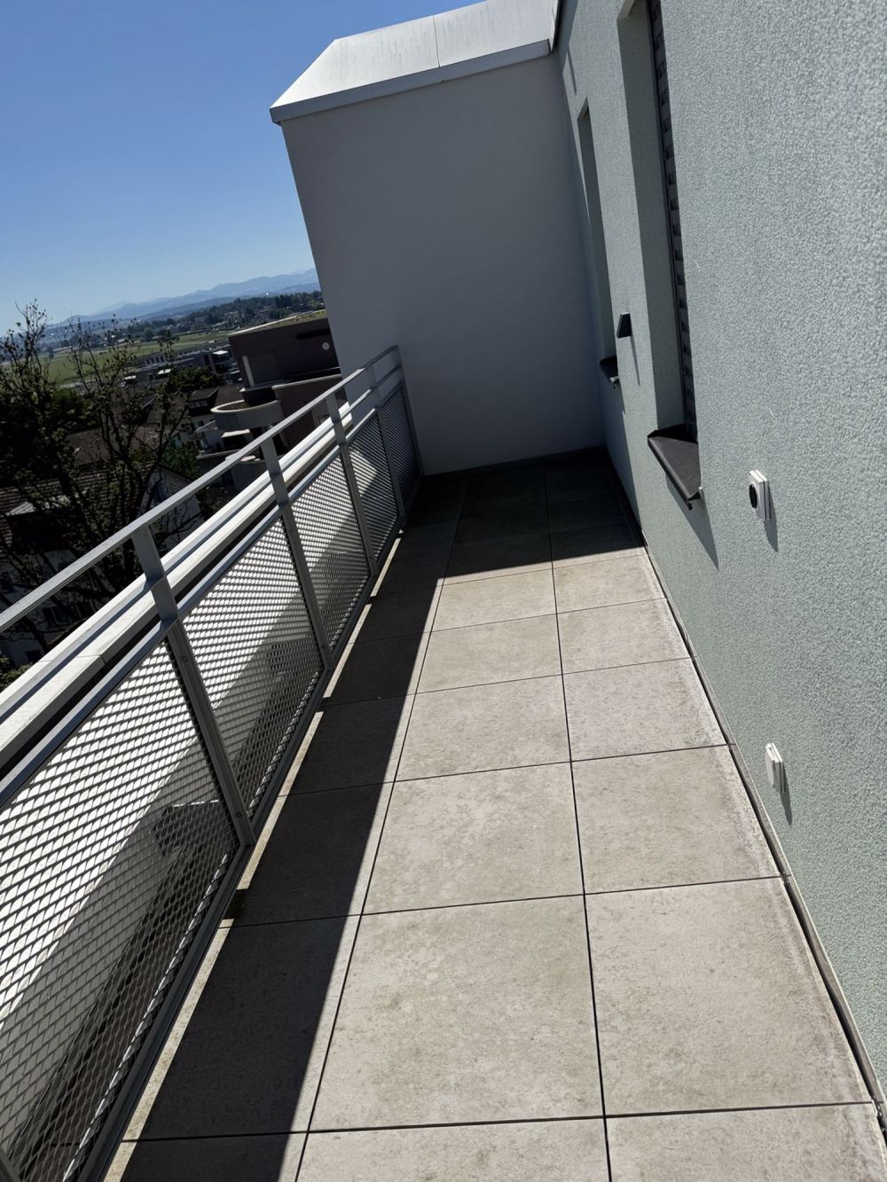 Moderne 2.5-Zimmer-Wohnung mit zwei Balkonen 2 Gehminuten vom Bahnhof Dübendorf entfernt - Bild 10