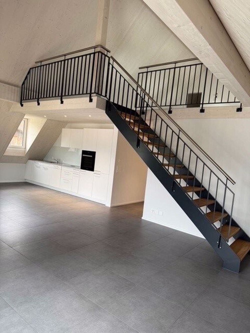 ERSTVERMIETUNG - Maisonette-Wohnung mit Galerie und eigener Waschküche - Wohnen / Essen