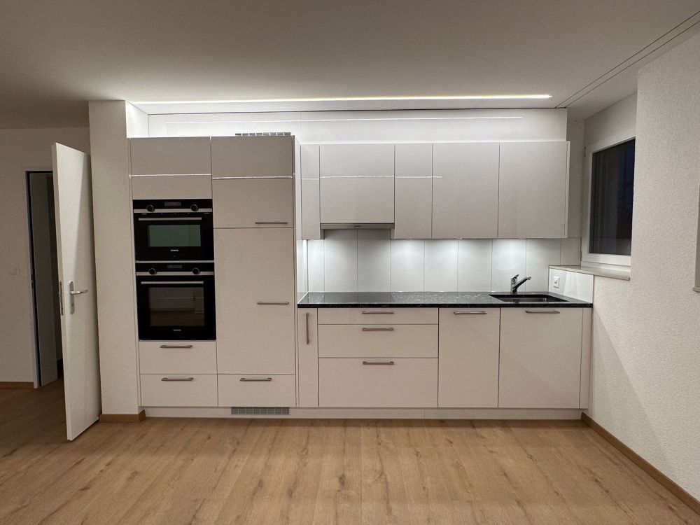 grosse, moderne 2.5-Zimmer-Wohnung mit Lift und eigenem Waschturm - Bild 3