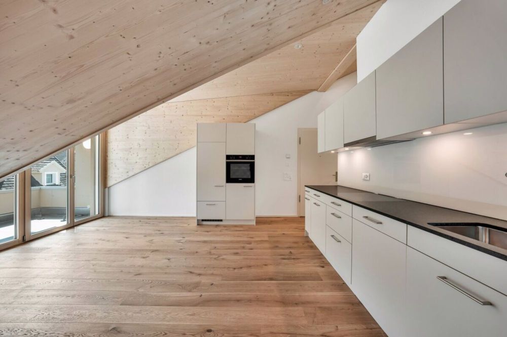 ERSTVERMIETUNG - Lichtdurchflutete Dachwohnung an zentraler Lage im Dorf - Bild 2