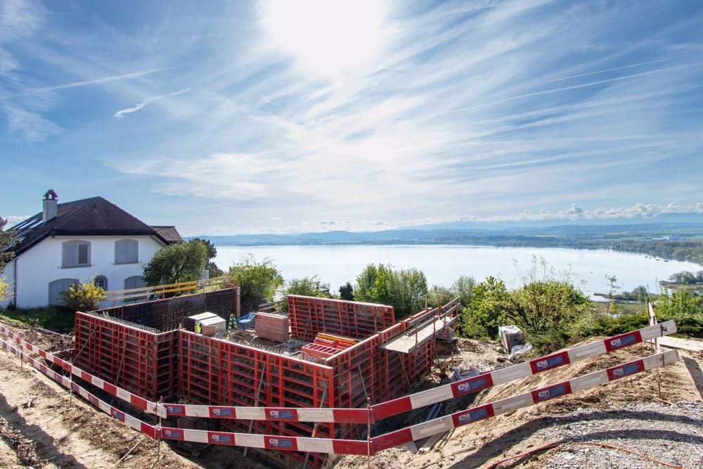 Neubau: 5.5-Zimmer-Einfamilienhaus mit unverbauter See- und Alpensicht - Baustelle (23.04.2025)