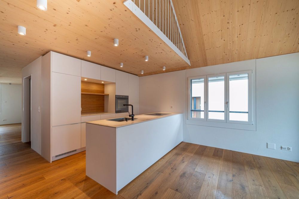 4.5 Zimmer-Maisonettewohnung mit viel Holz - Wohnoase in Einsiedeln - Bild 3
