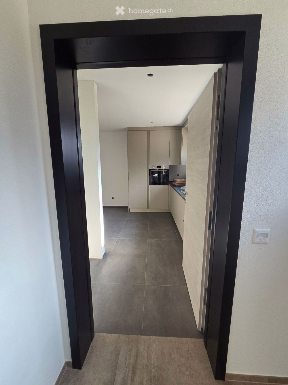 Mietet man 2.5-Zimmer-Wohnung in Claro für 1'150CHF - Bild 2