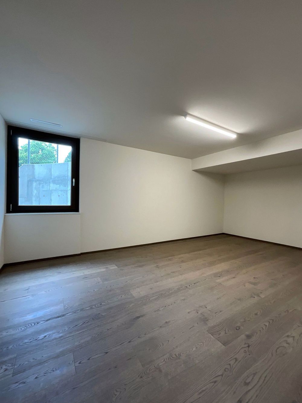 Grosse 3.5-Zimmer-Wohnung mit Garten und Bergblick - Bild 12