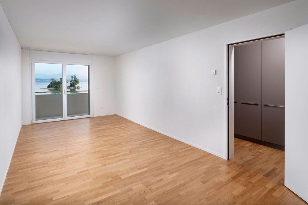 Sanierte Wohnung direkt am See - Wohnzimmer (Bild einer baugleichen Wohnung)