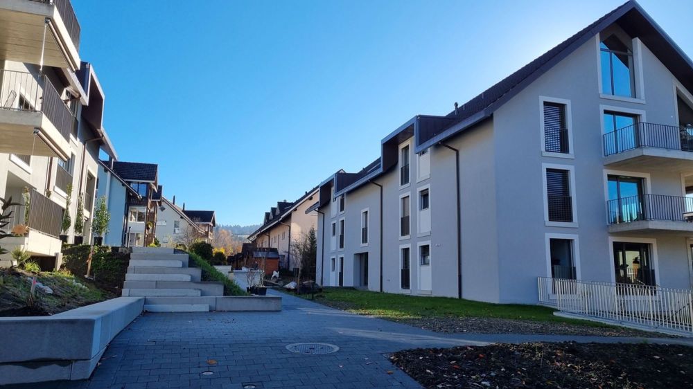 zu vermieten in Zollbrück 2 ½ Zi.-Wohnung im EG (Erstvermietung 2023) - Hauszugangsseite