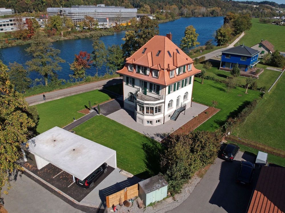 4.5-Zimmerwohnung direkt an der Aare - Ansicht Südwest mit Carport