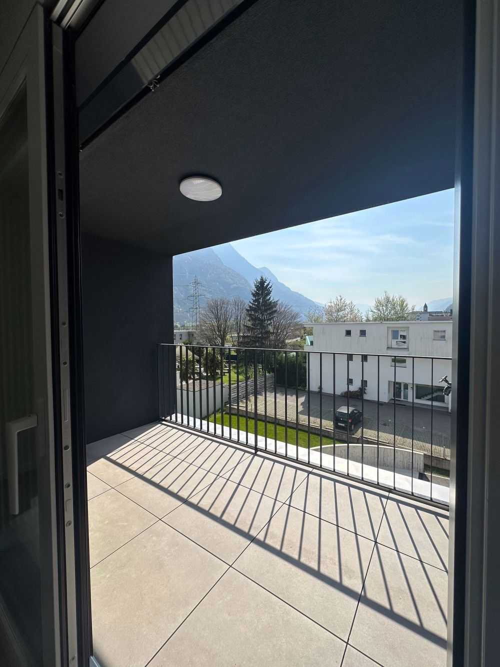 Appartamento 2.5 con ampio balcone secondo piano - Bild 1