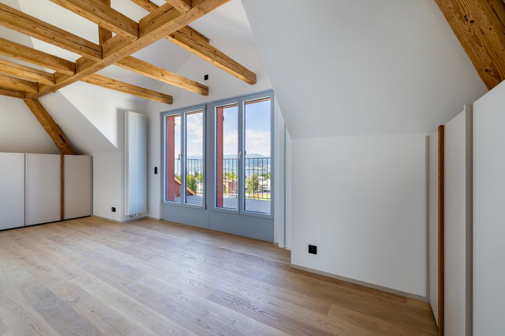 Küsnacht: totalsanierte, stilvolle Dachmaisonette mit Seesicht - Schlafzimmer