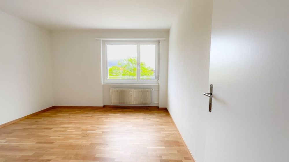 Totalsanierte 4 Zimmerwohnung mit grossem Balkon - Zimmer