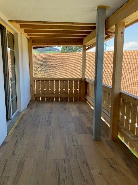 Moderne 3.5-Zimmer-Wohnung in Büsserach mit gedecktem Balkon und Gartensitzplatz - Bild 2