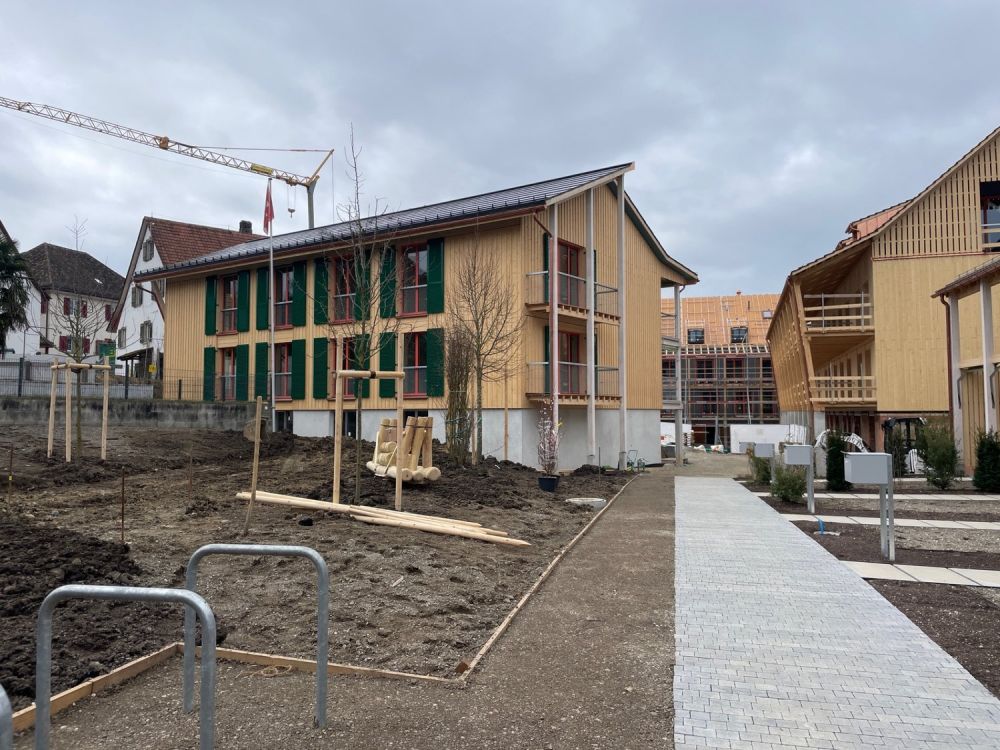 Moderne 3.5-Zimmer-Wohnung mit hohen Decken und Liftzugang - Bild 1